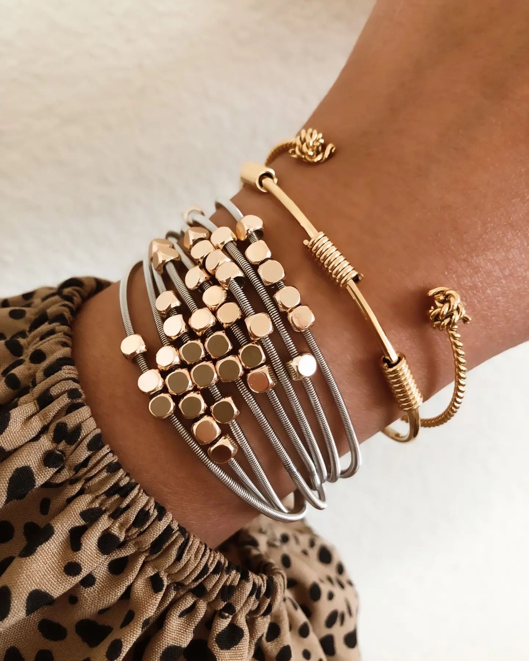 Bracelet de bras: L'accessoire ultime pour une allure audacieuse !